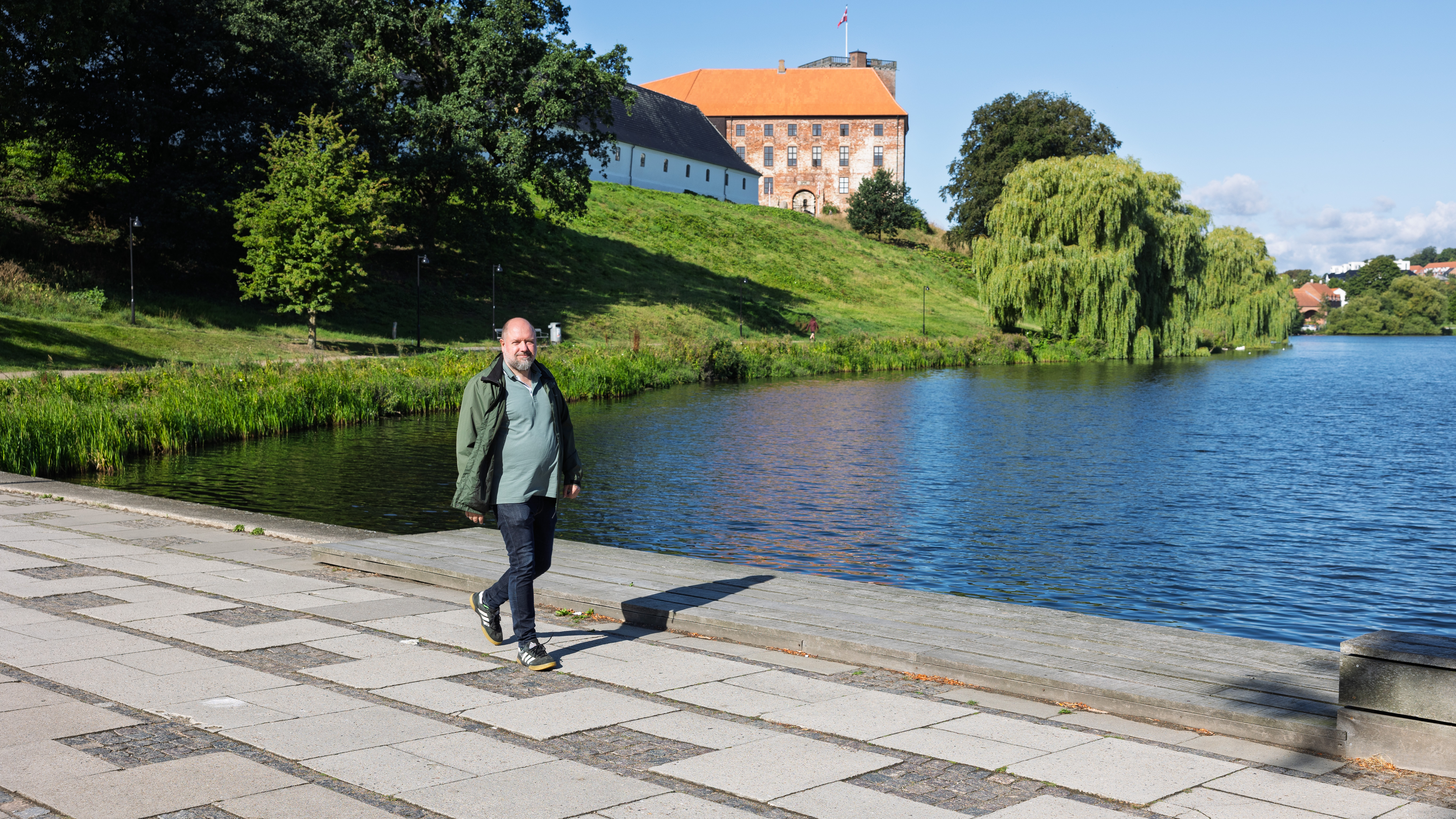 Et af filmens største set, der involverer op mod 60 statister, skal filmes lige ved Slotssøen i Kolding med Koldinghus som baggrund. Også her er Tommy Duus fra DASK et afgørende bindeled. Foto: Henrik Nordstrøm Holm