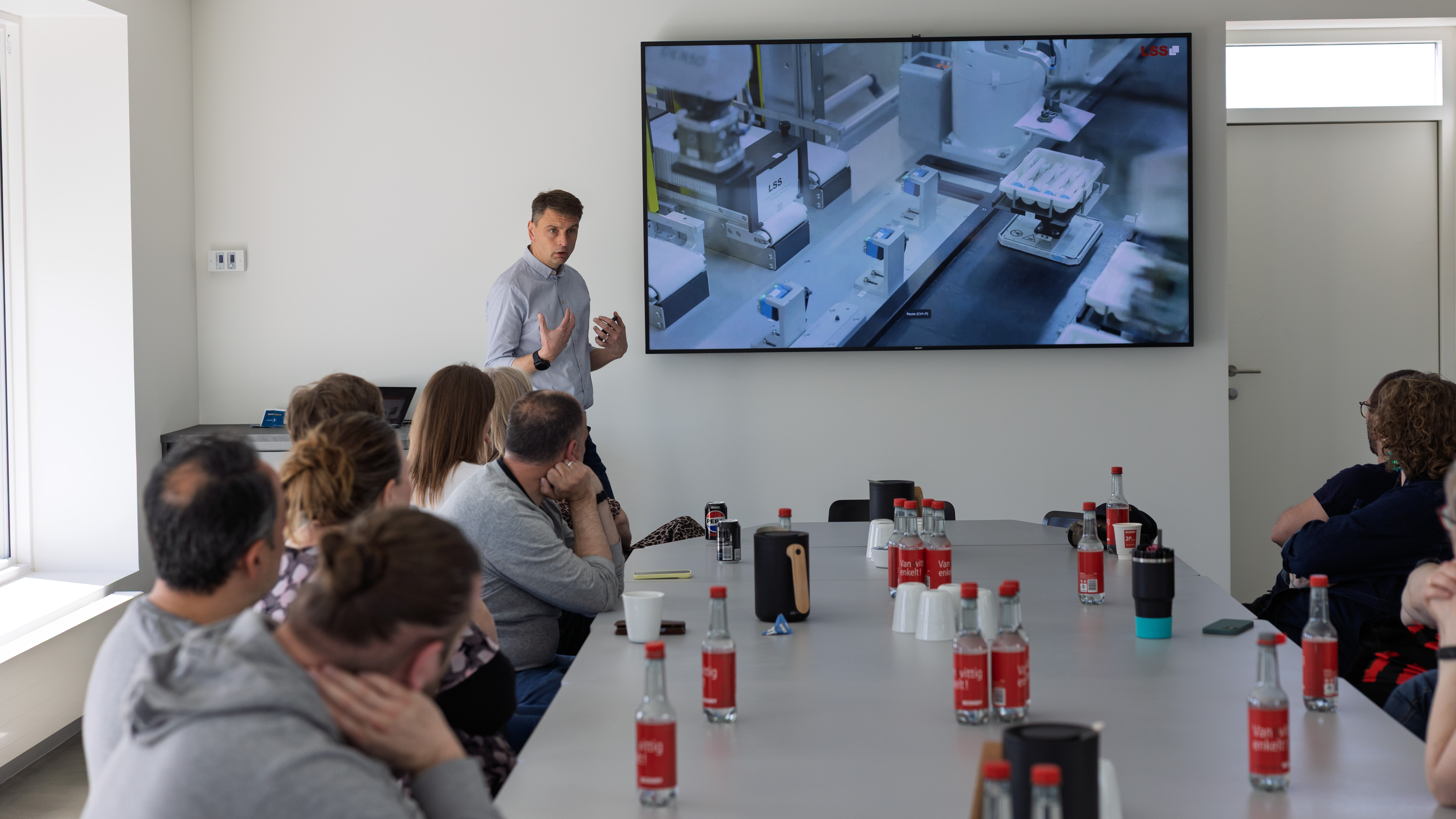 En række lokale folkeskolelærere var forleden samlet hos virksomheden Beckhoff Automation i Kolding. Gruppen af vejledere spiller en nøglerolle i at få flere unge til at vælge en erhvervsuddannelse. Foto: Henrik Nordstrøm Holm, Business Kolding