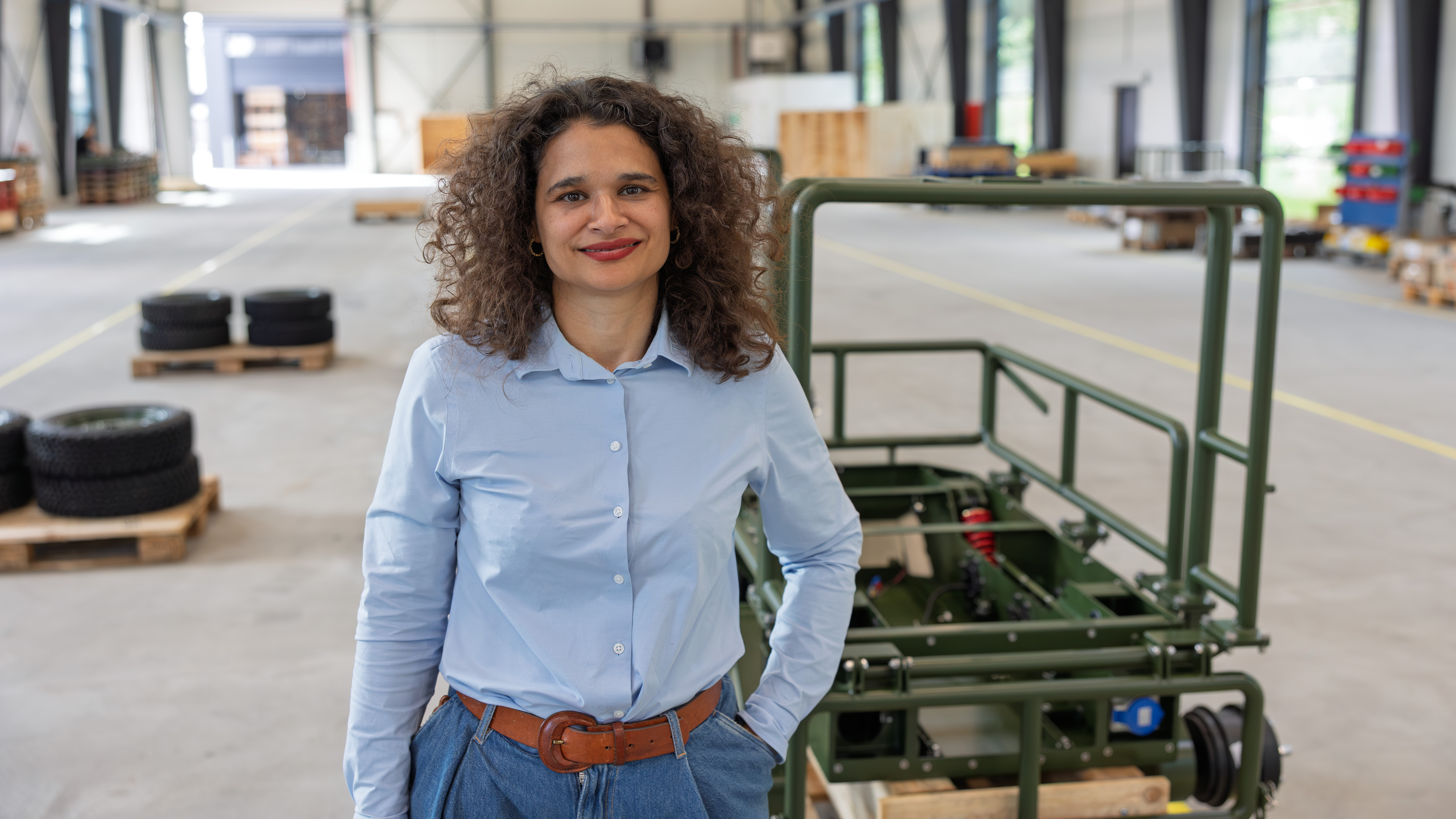 Juliana Pedersen er commercial director hos Tora A/S og står her foran virksomhedens helt store nye satsning, nemlig en række UGV'er, der kan bruges bruges til militære formål til blandt andet at fragte sårede væk fra slagsmarken. Foto: Henrik Nordstrøm Holm, Business Kolding