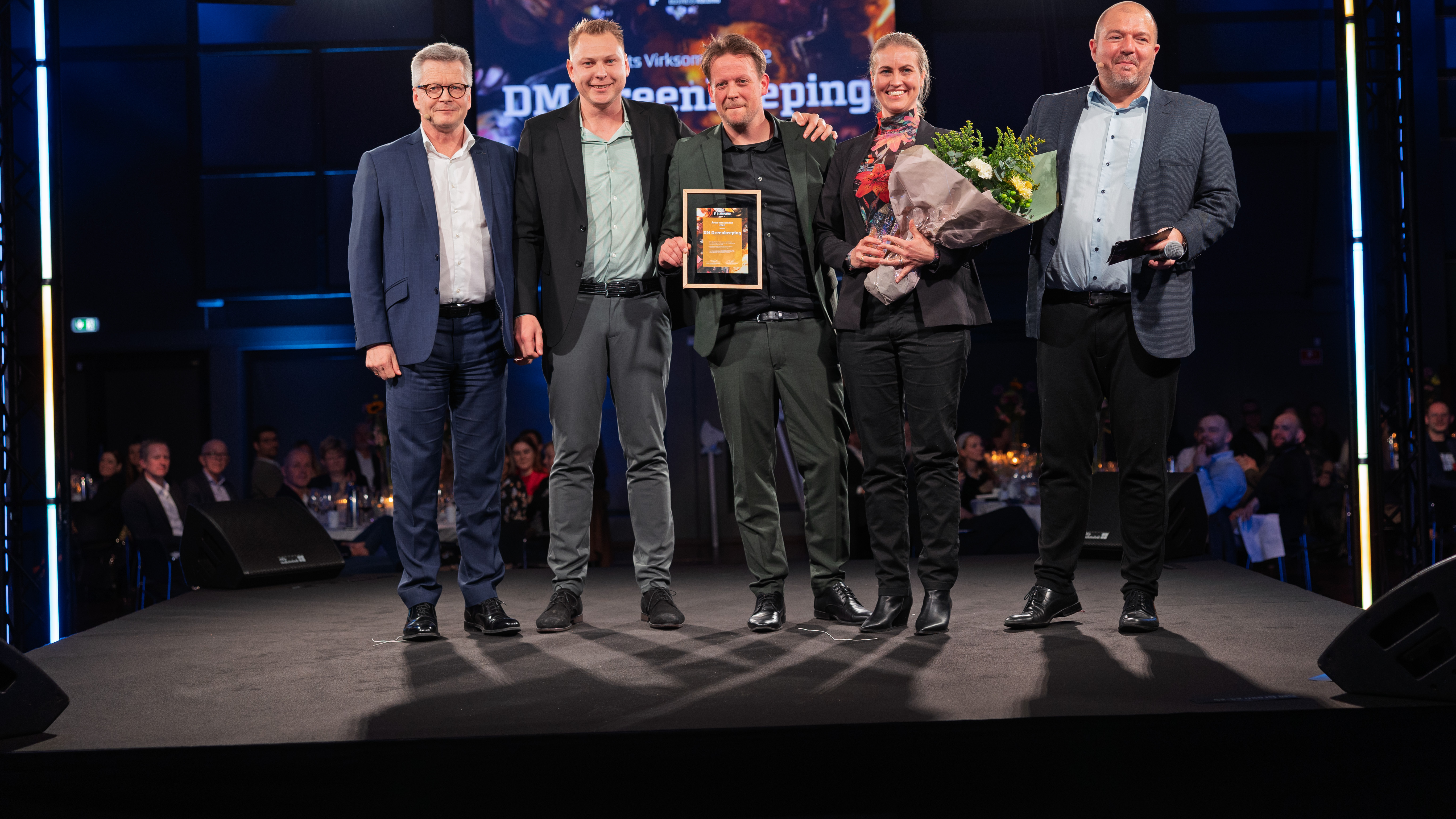 Michael Jepsen (anden fra venstre) og Danny Skytte (i midten) med beviset på at eje Årets Virksomhed i Kolding 2022. Noget, der især skyldes den rigtige rådgivning meget tidligt i virksomhedens historie. Arkivfoto: Business Kolding