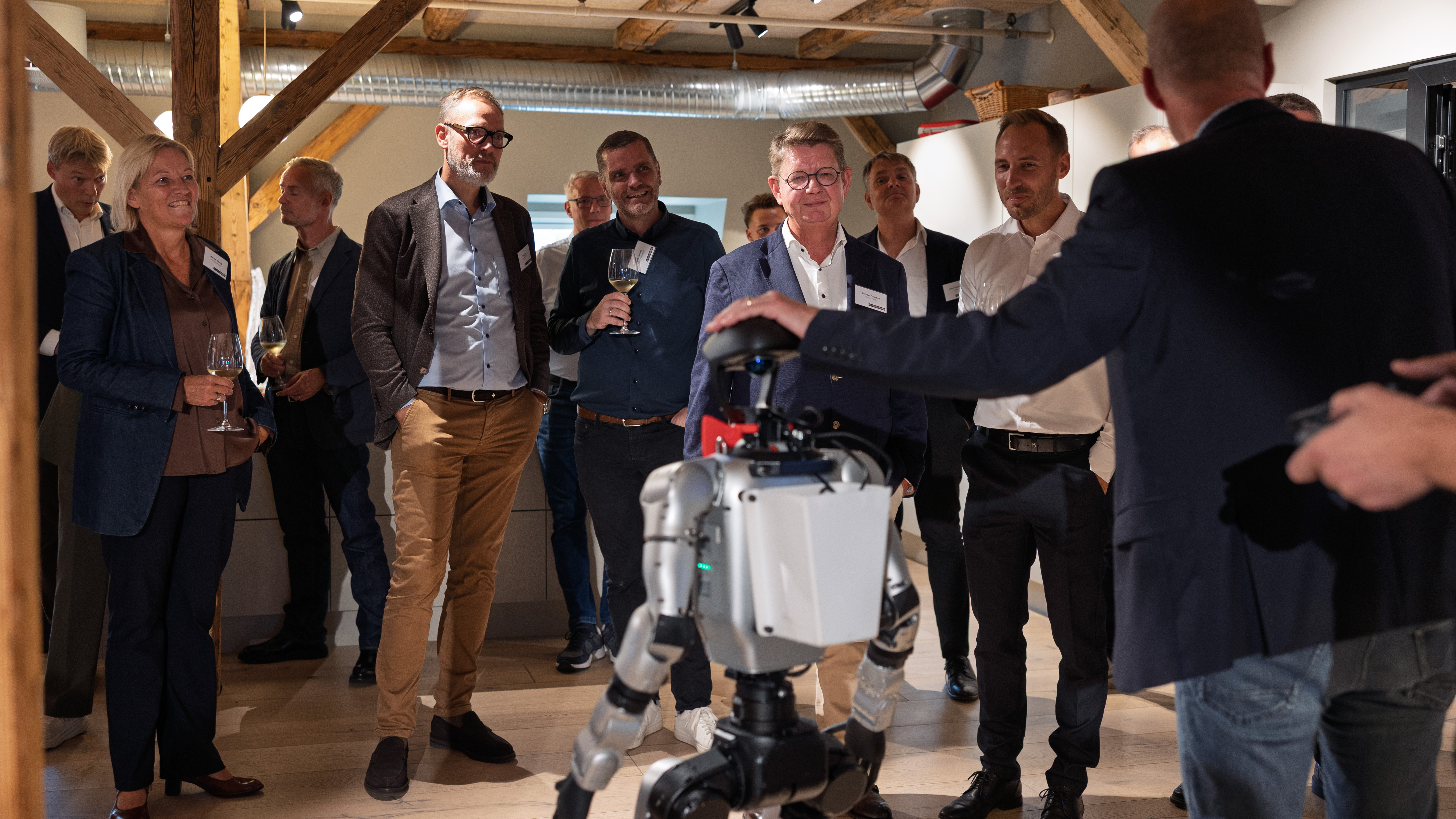 Ikke overraskende trak den meget menneskelige robot medbragt af Teknologisk Institut sig temmelig meget opmærksomhed. Pointen fra Søren Peter Johansen, faglig leder hos Teknologisk Institut, at man skulle udpege nogle stærke ambassadører i virksomheden til at afprøve ny teknologi. herunder robotter.