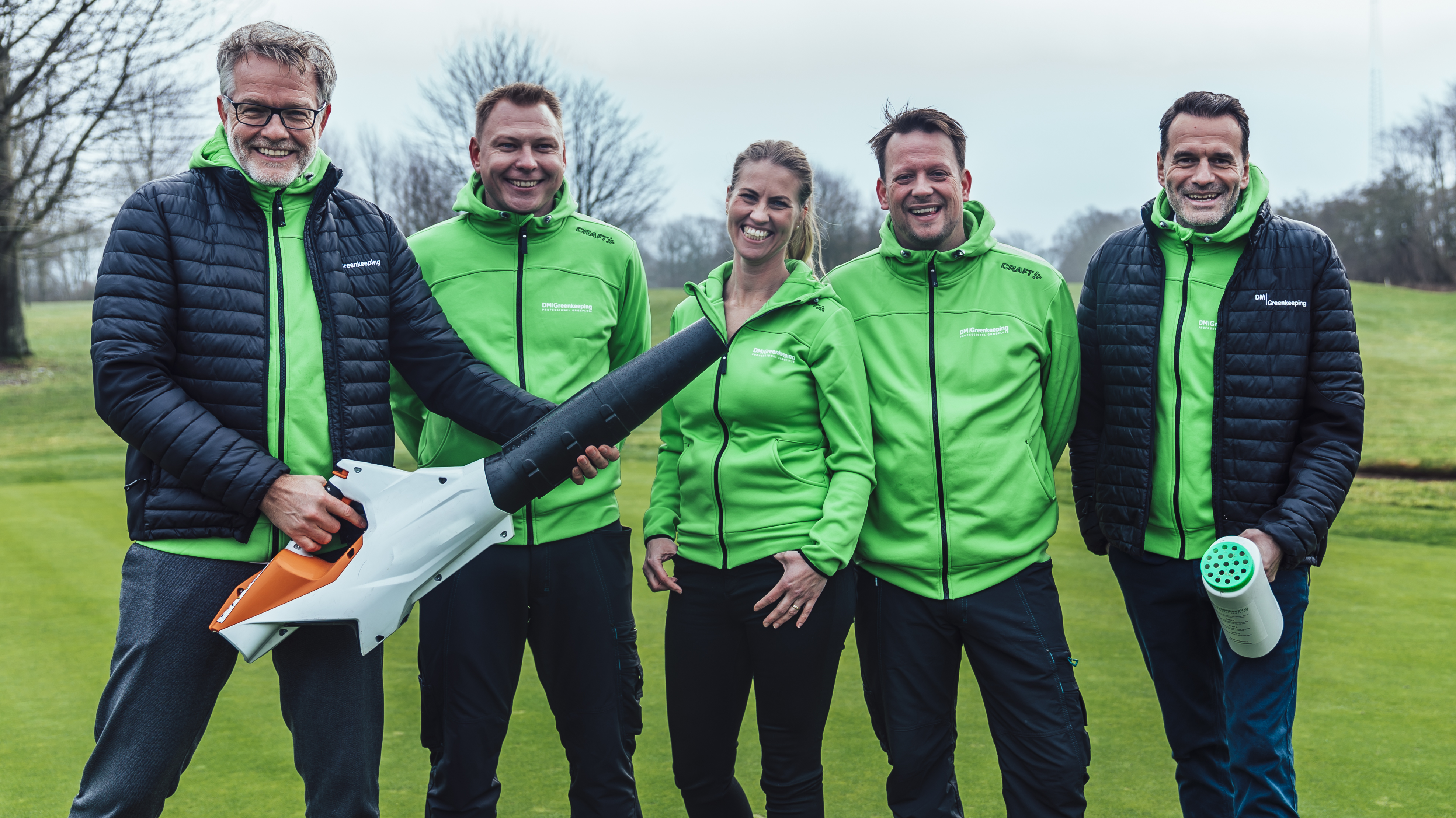 Serieinvestorerne Jan Lehrmann (yderst til venstre) og Jesper Buch (yderst til højre) sendte 2,4 millioner kroner ind i DM Greenkeeping i forbindelse med Løvens Hule på DR TV. Siden da er græsplæne-firmaet vokset markant. (Foto: Lange PR)