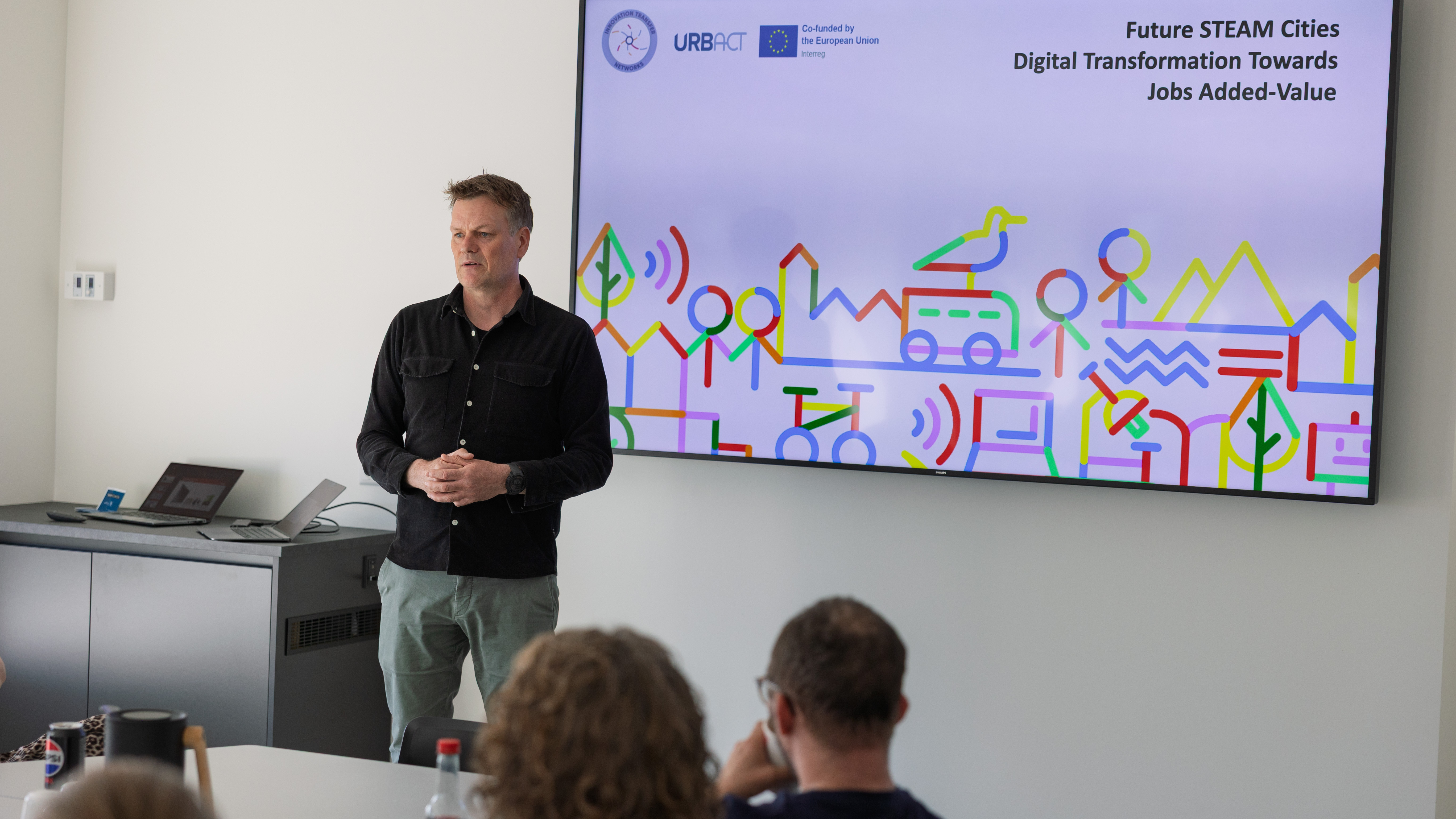 Erhvervskonsulent fra Business Kolding Leendert Bjerg fortalte vejlederne om projektet Future STEAM Cities, som blandt andet sættes fokus på teknologiforståelse. Foto: Henrik Nordstrøm Holm, Business Kolding