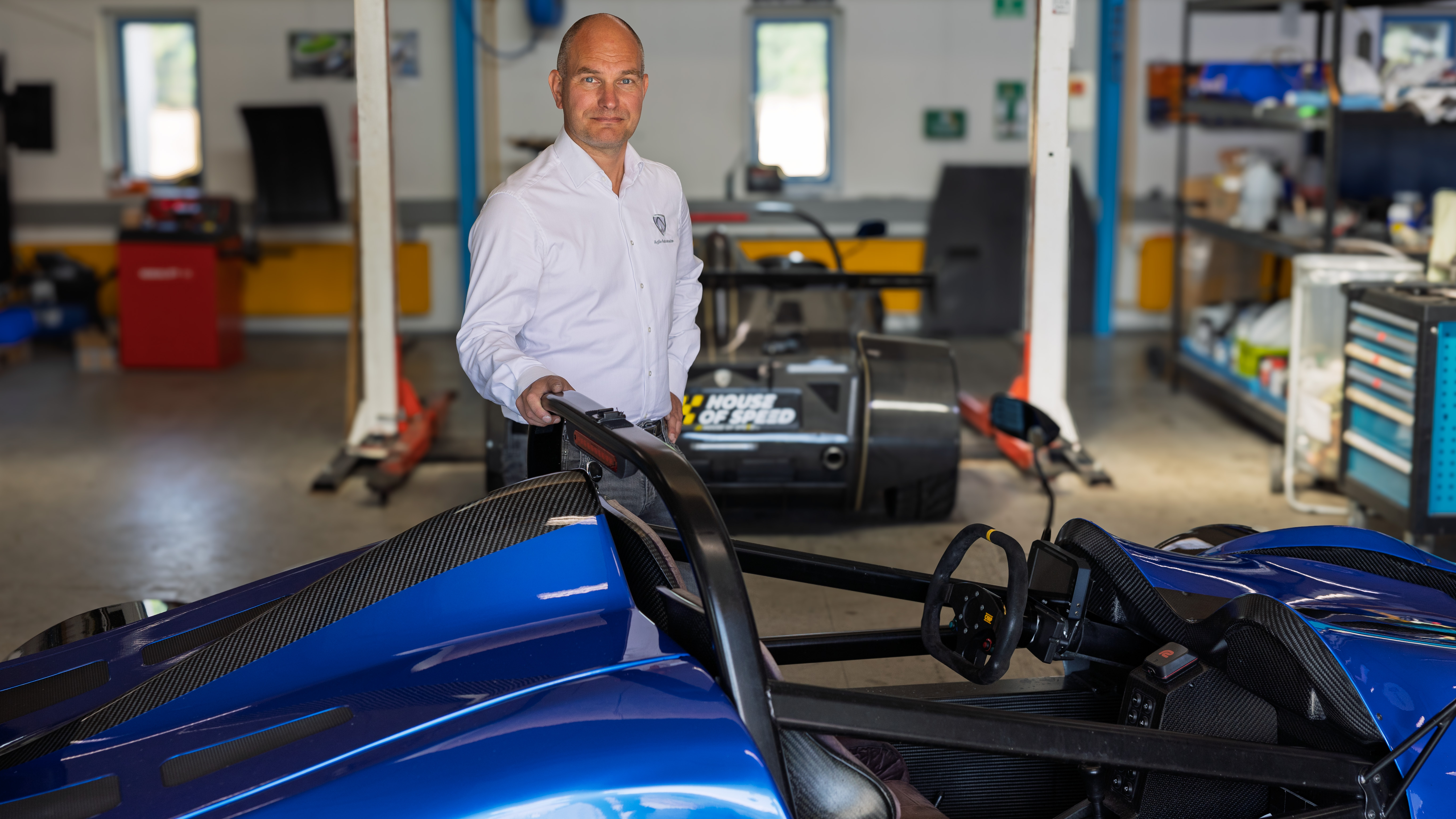 Tim M. Hansen er grundlægger og direktør i Agile Automotive og kender bilerne ud og ind. Gennem en række nye investeringer har han fået flere penge til at skrue op for marketing, så der kan blive solgt flere biler til både danske og udenlandske kunder. Foto: Henrik Nordstøm Holm, Business Kolding