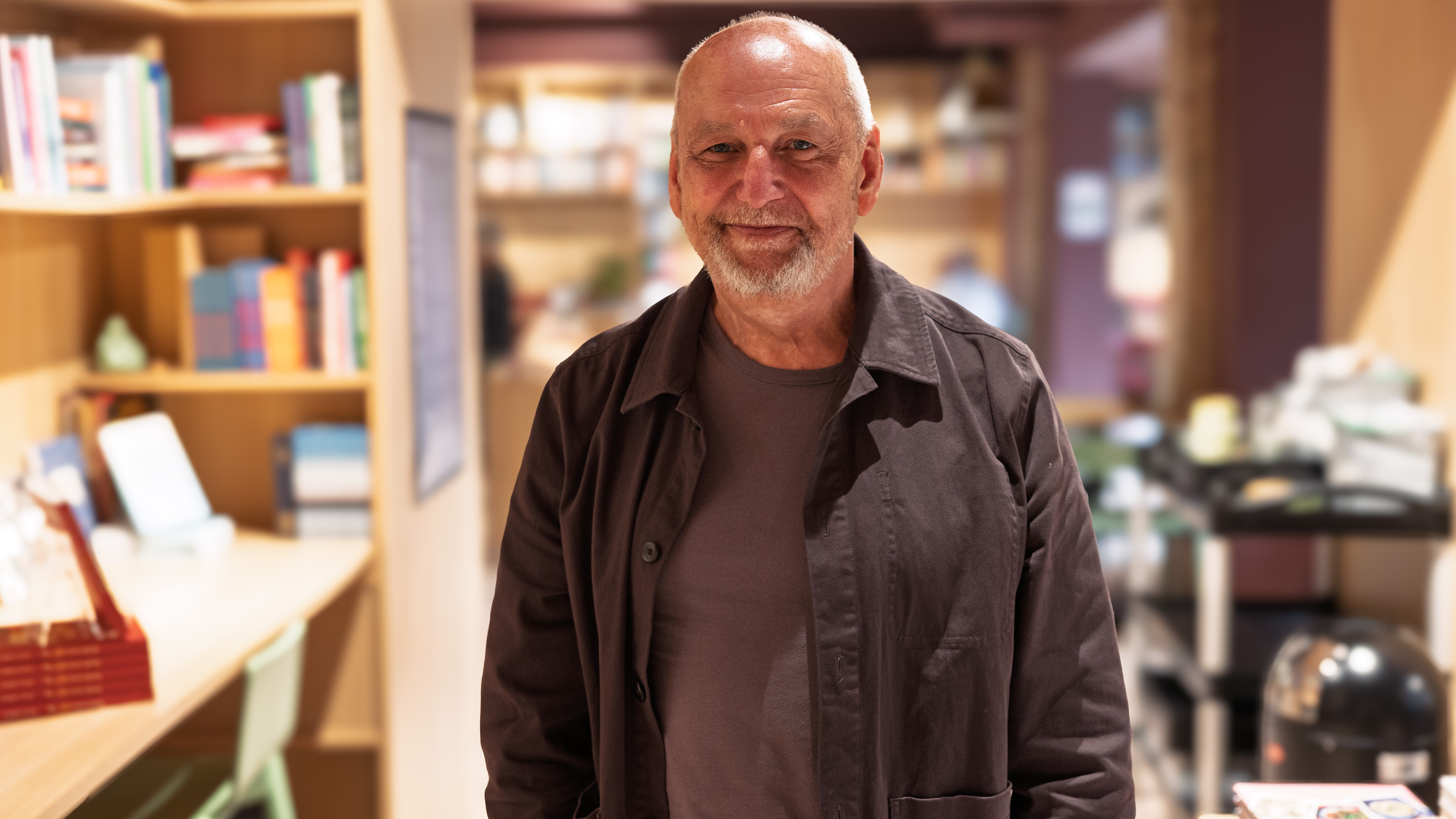 Flemming Paasch blev kendt som stifter og direktør gennem mange år i virksomheden Easyfood. Siden da er han blevet serieinvestor og har udgivet bogen "Ligeværdig", hvor han deler sine erfaringer med en ledelsesform, hvor lav magtdistance, tillid og menneskelige relationer er fundamentet for at skabe både stærkere arbejdspladser og bedre resultater. Foto: Henrik Nordstrøm Holm, Business Kolding