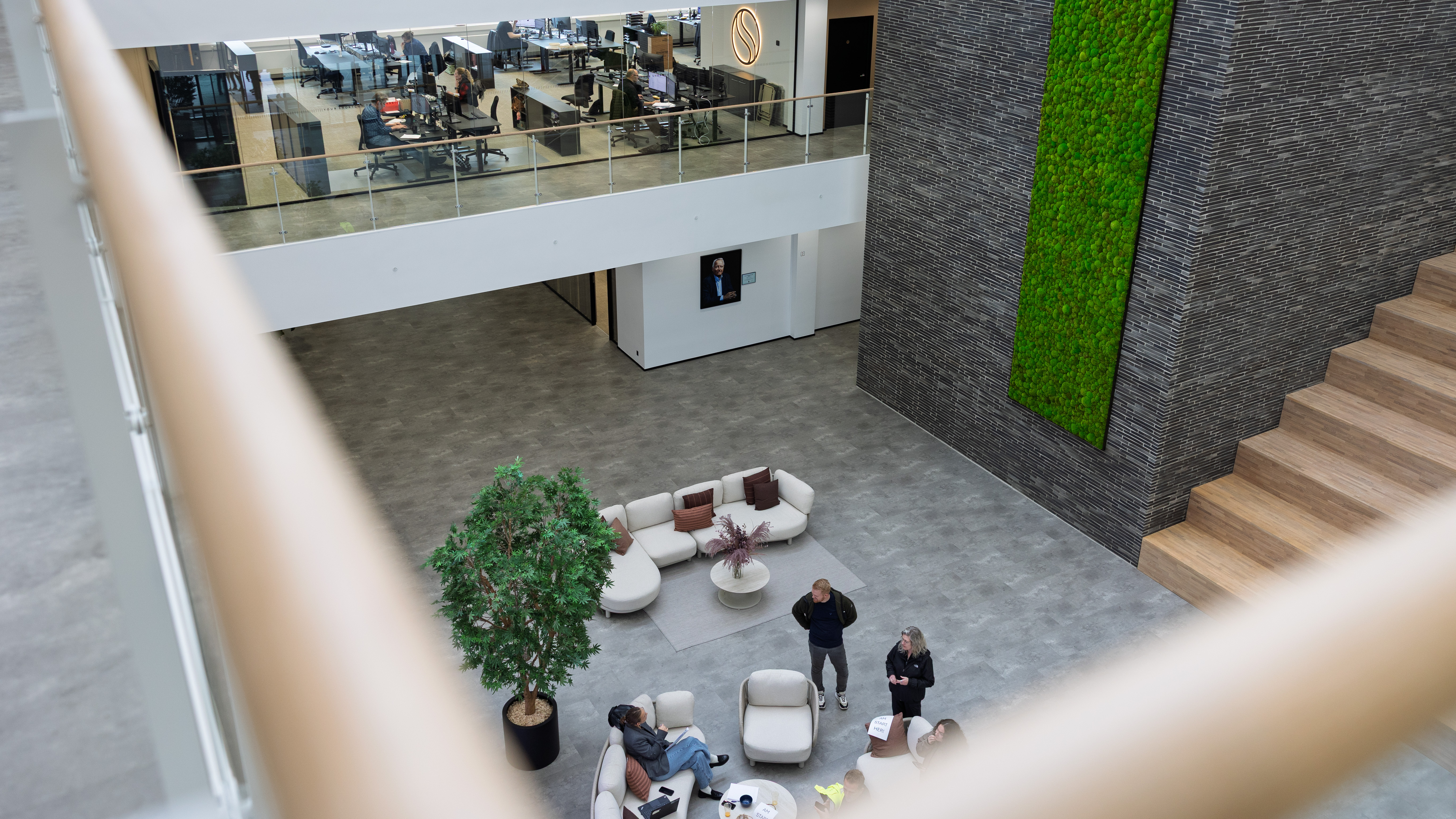 Et kig fra oven i det store atrium i midten af SCHOU's nye hovedkontor, der ligger i Vision Park ved Kolding Syd-afkørslen. 