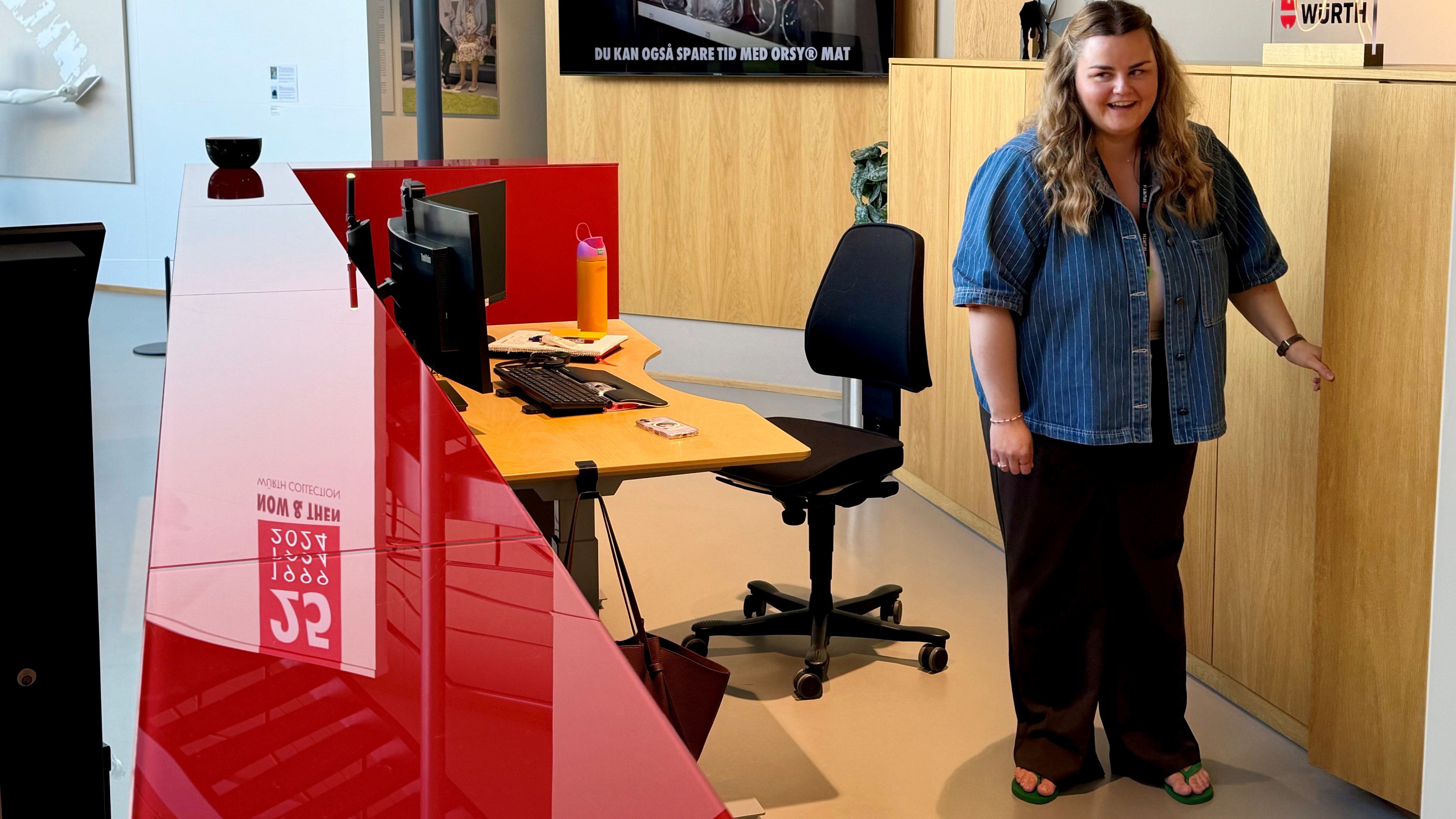 Nadia Christmas Møller er i dag fastansat og arbejder nu med receptions- og administrative opgaver, blandt andet omkring firmabiler og interne medarbejderaktiviteter hos Würth Danmark. Foto: Henrik Nordstrøm Holm, Business Kolding
