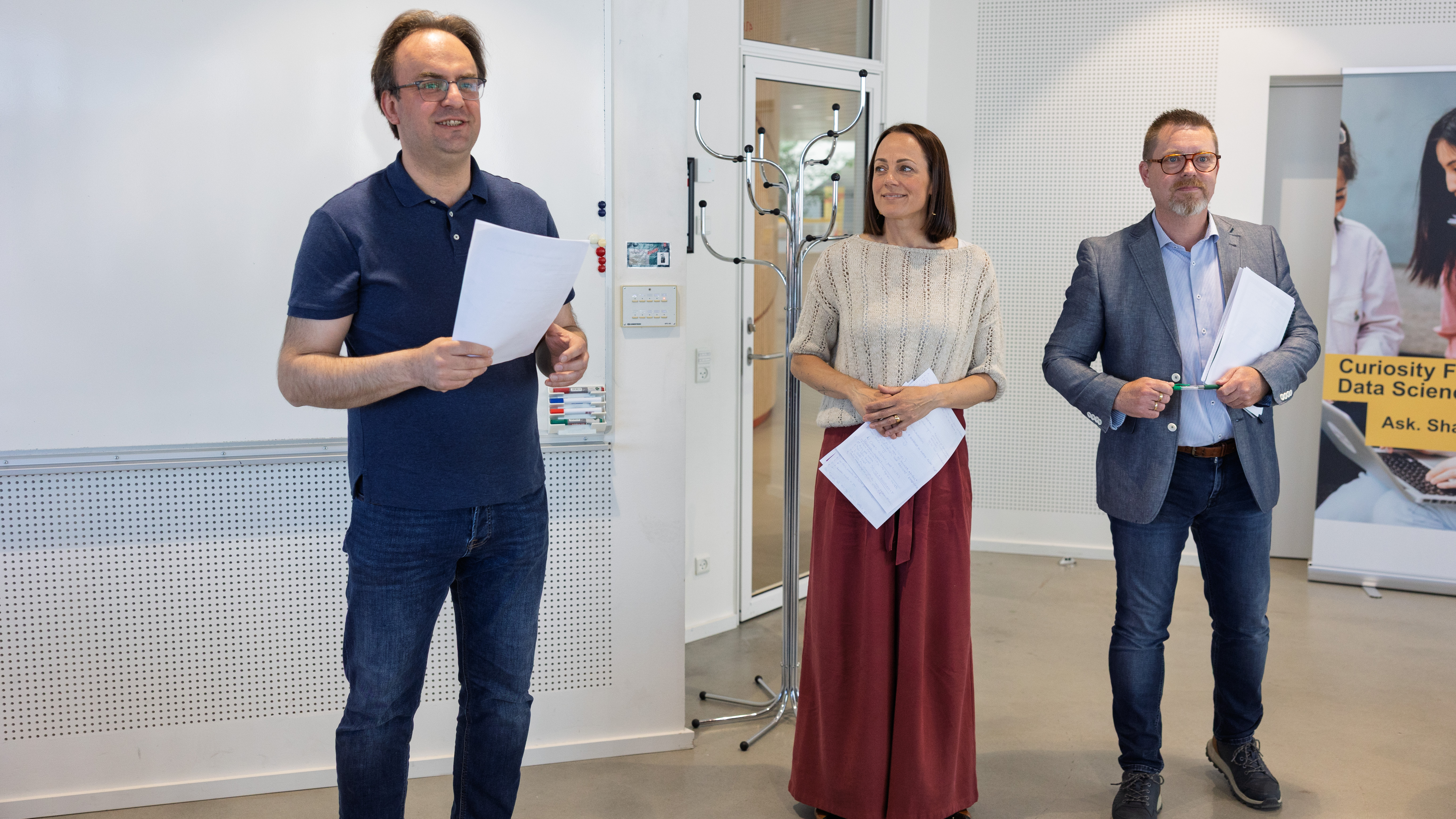 Dommerpanelet, som skulle afgøre, hvem der havde det bedste koncept baseret på data bestod af, fra venstre: Tariq Yousef Associate Professor of Data Science, Nina Nowack-Rosenquist, leder af data og teknologi ved Kolding Kommune og Brian Kastlund, erhvervskonsulent hos Business Kolding. Foto: Henrik Nordstrøm Holm, Business Kolding