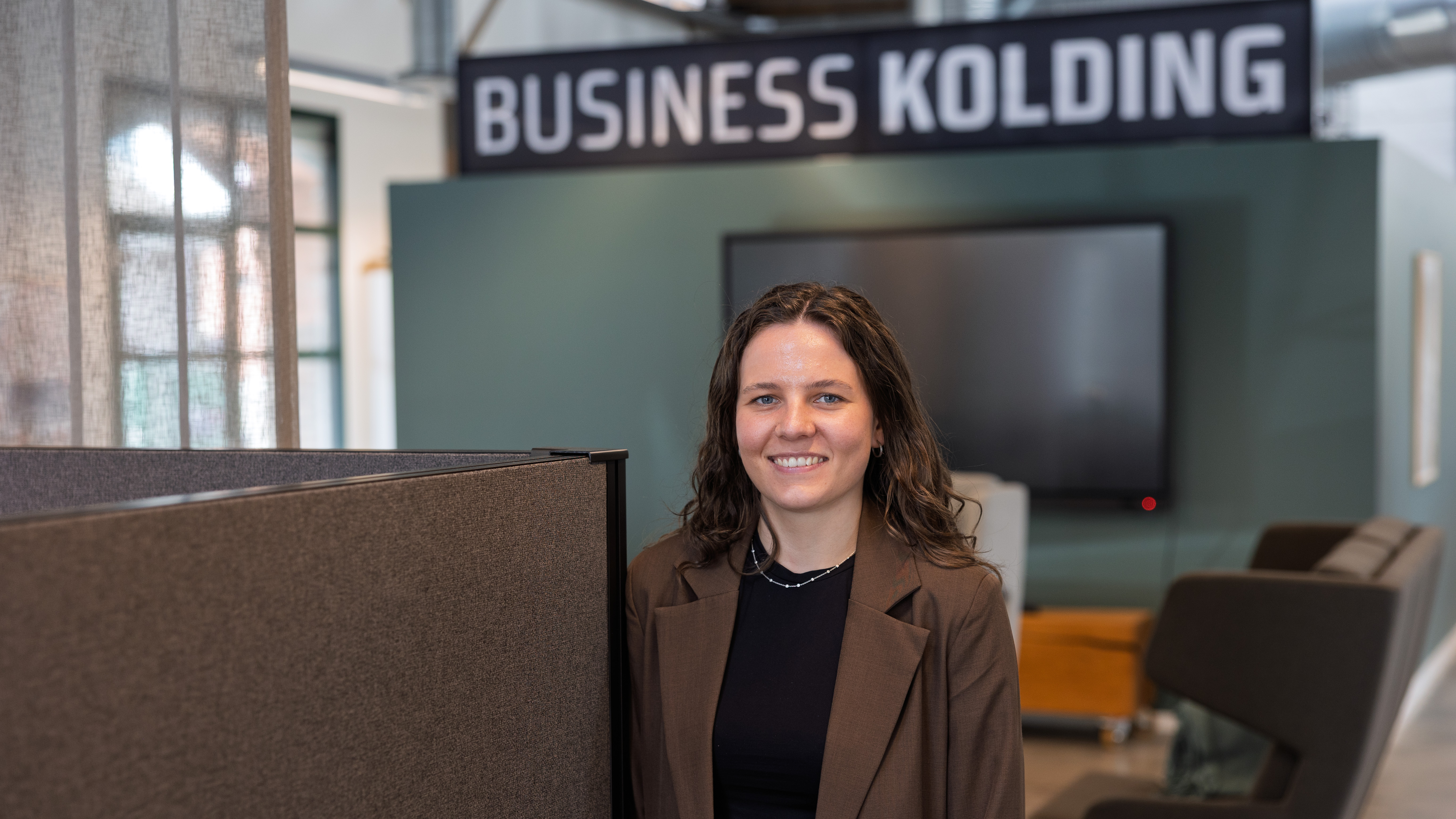 Cecilie Rohde Sloth Møller har blandt andet arbejdet med hjemmesidevedligeholdelse, projektopgaver, research og rapportering i Power BI under sin tid som studentermedhjælper hos Business Kolding. Foto: Henrik Nordstrøm Holm