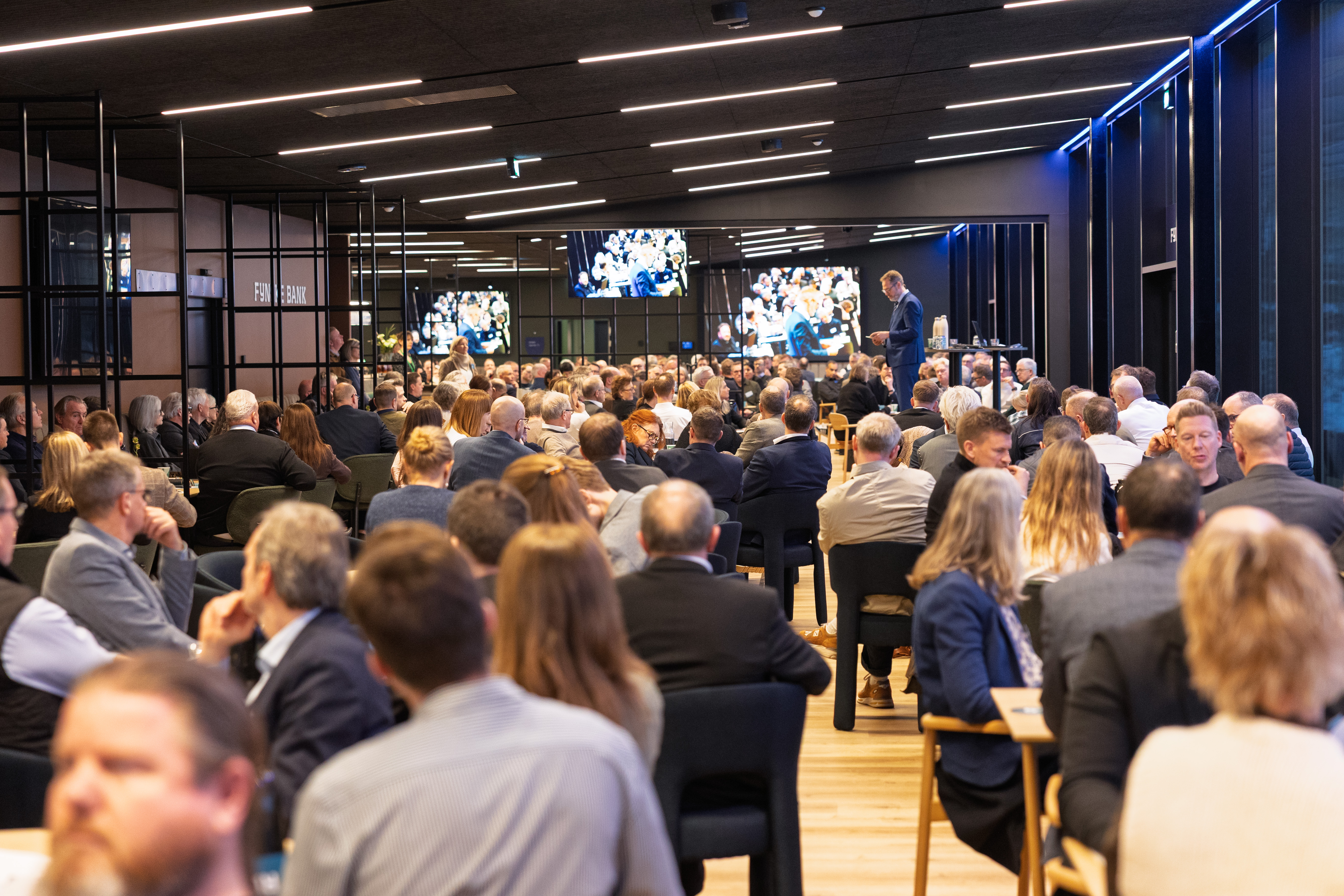 Omkring 400 erhvervsfolk deltog i det første af flere stormøder, og især emnet arbejdskraft vejede tungt i snakken ved bordene. Foto: Henrik Nordstrøm Holm