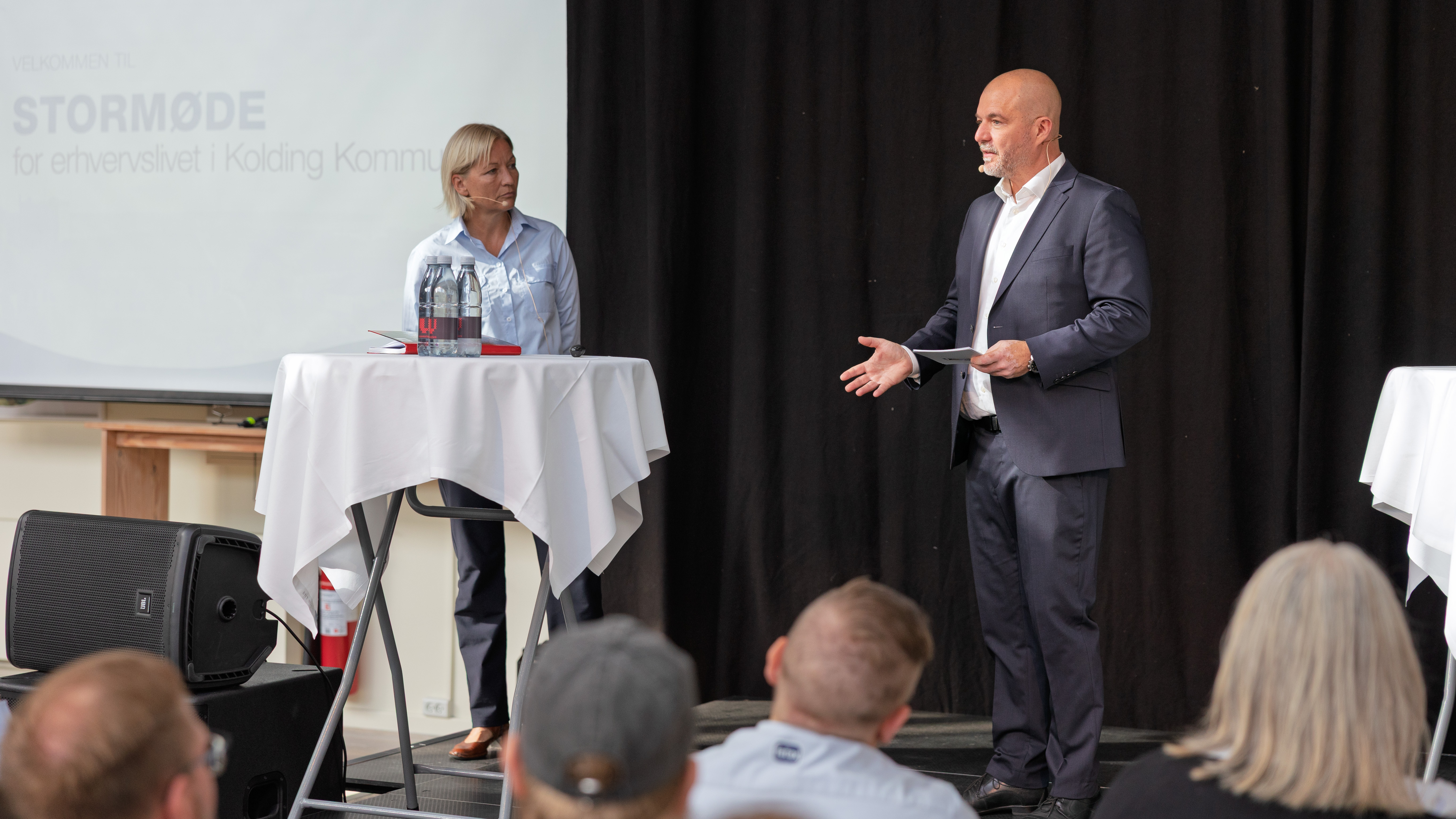 Der er især den forbedret dialog mellem erhvervslivet og kommunen, der har løftet Kolding Kommune frem på den nyeste DI-rapport om erhvervsvenlighed. Her er det Kommunaldirektør Merete Dissing og Morten Bjørn Hansen på scenen til seneste stormøde. Et format, som netop har til formål at tage fat i de vigtigste emner, som berører det lokale erhvervslivs vilkår. Foto: Henrik Nordstrøm Holm, Business Kolding 