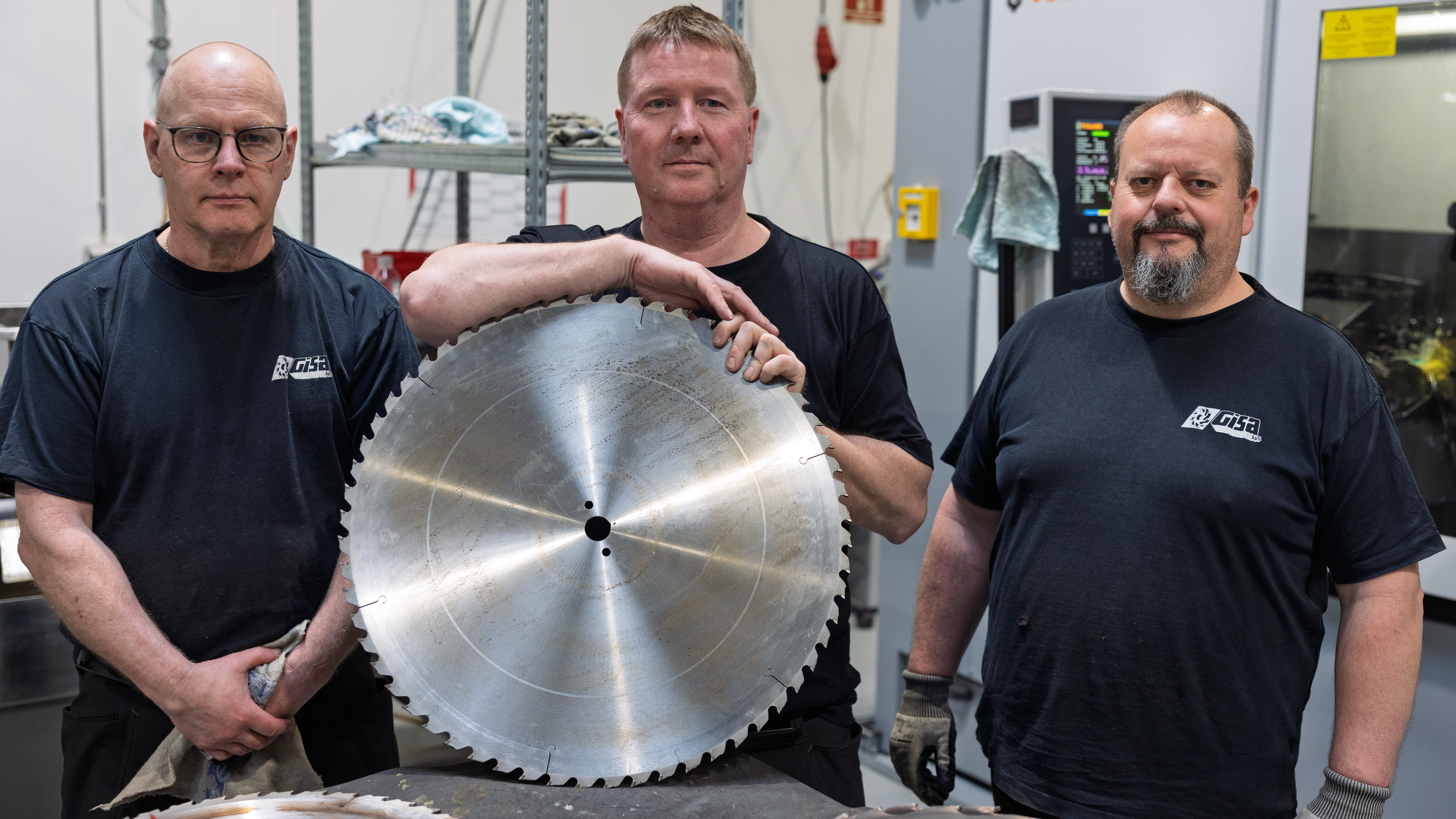 Mark Thomsen (i midten) er glad for den støtte han har fået til den nye maskine, som gør hans virksomhed meget mere konkurrencedygtig. Foto: Henrik Nordstrøm Holm, Business Kolding