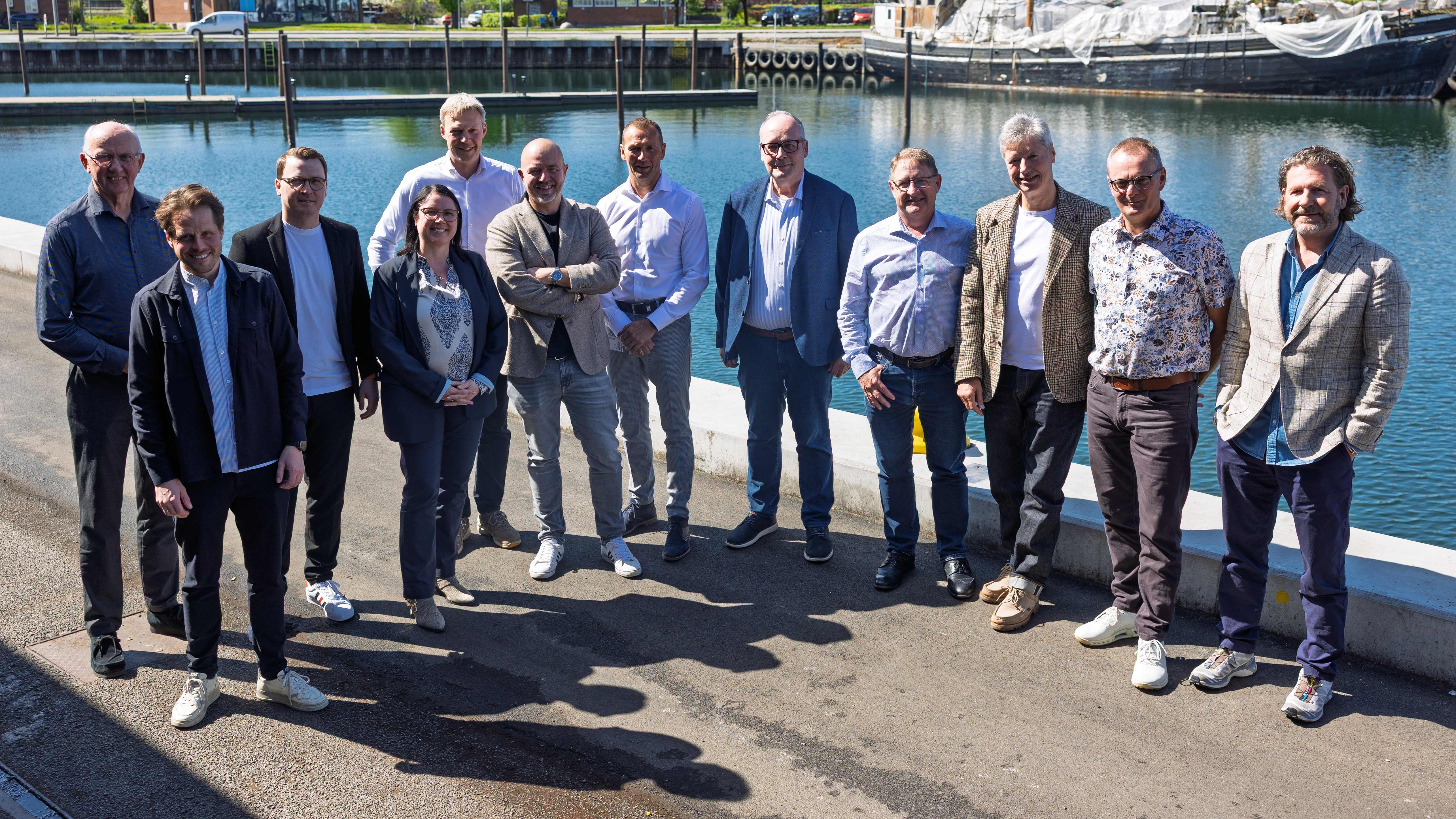 Fra venstre er det: Hans Erik Bylling (adm. direktør hos Aller Aqua), Søren Bjerre (CIO i StartupBoost), Christian Michelsen (Centerdirektør i Middelfart Sparekasse), Gitte Dall Sølbeck (adm. direktør i DS Outsource), Jens Skjøt-Arkil (Group CEO hos Arkil Holding), Morten Bjørn Hansen (adm. direktør i StartupBoost), Jan Bisbo (afdelingsdirektør hos Sparekassen Kronjylland Kolding), Ole Lind Terkelsen (OT Bolig- & Erhvervsudlejning), Jens Bolding Jensen (Director i Jørgen Schou Holding), René Piper Laursen (Grundlægger og betyrelsesformand i Park Styling), Lars Høeg (Managing Partner i Plus Business Partner) og Frank Birkegaard (adm. direktør i SixFive Beauty Group).