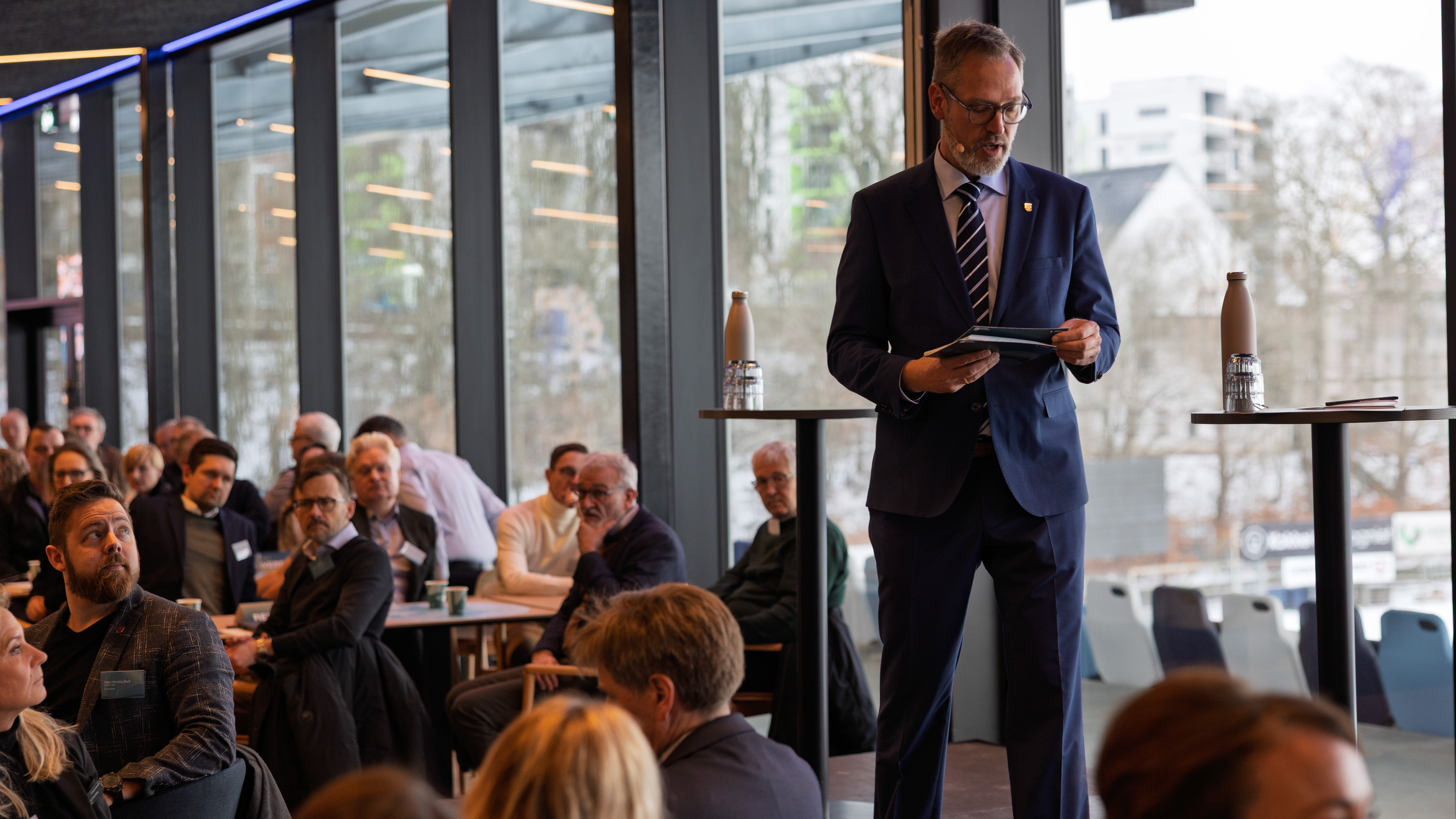 Borgmester Jakob Ville (tv) og Morten Bjørn Hansen ser begge et stort potentiale i kommunens centerbyer, og her står Vamdrup stærkt. Foto: Henrik Nordstrøm Holm