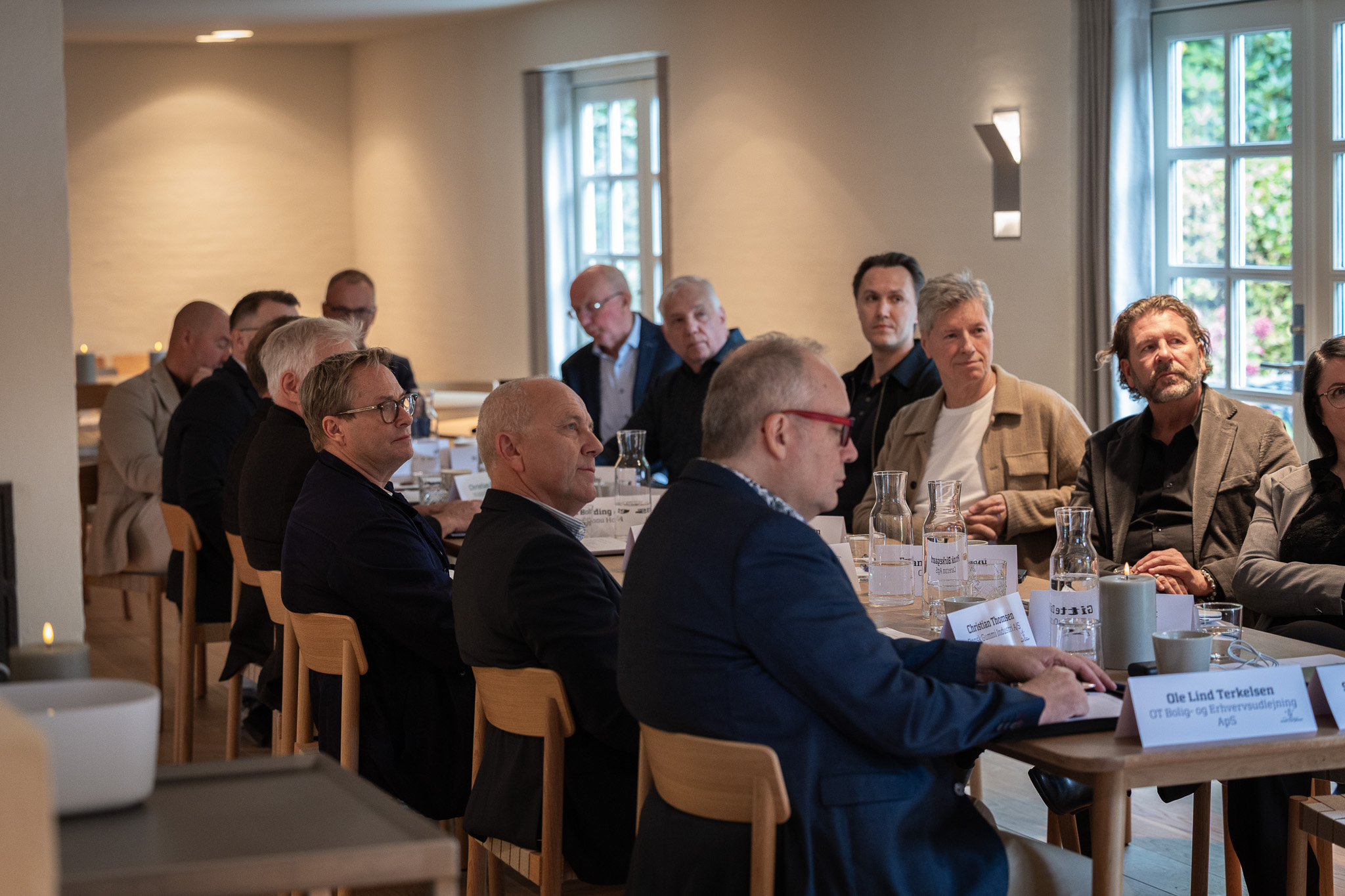 En række investorer lytter til oplægget fra Jacob Lysholt til StartupBoosts pitch dag forleden, der foregik hos den lokale modegigant Mos Mosh.