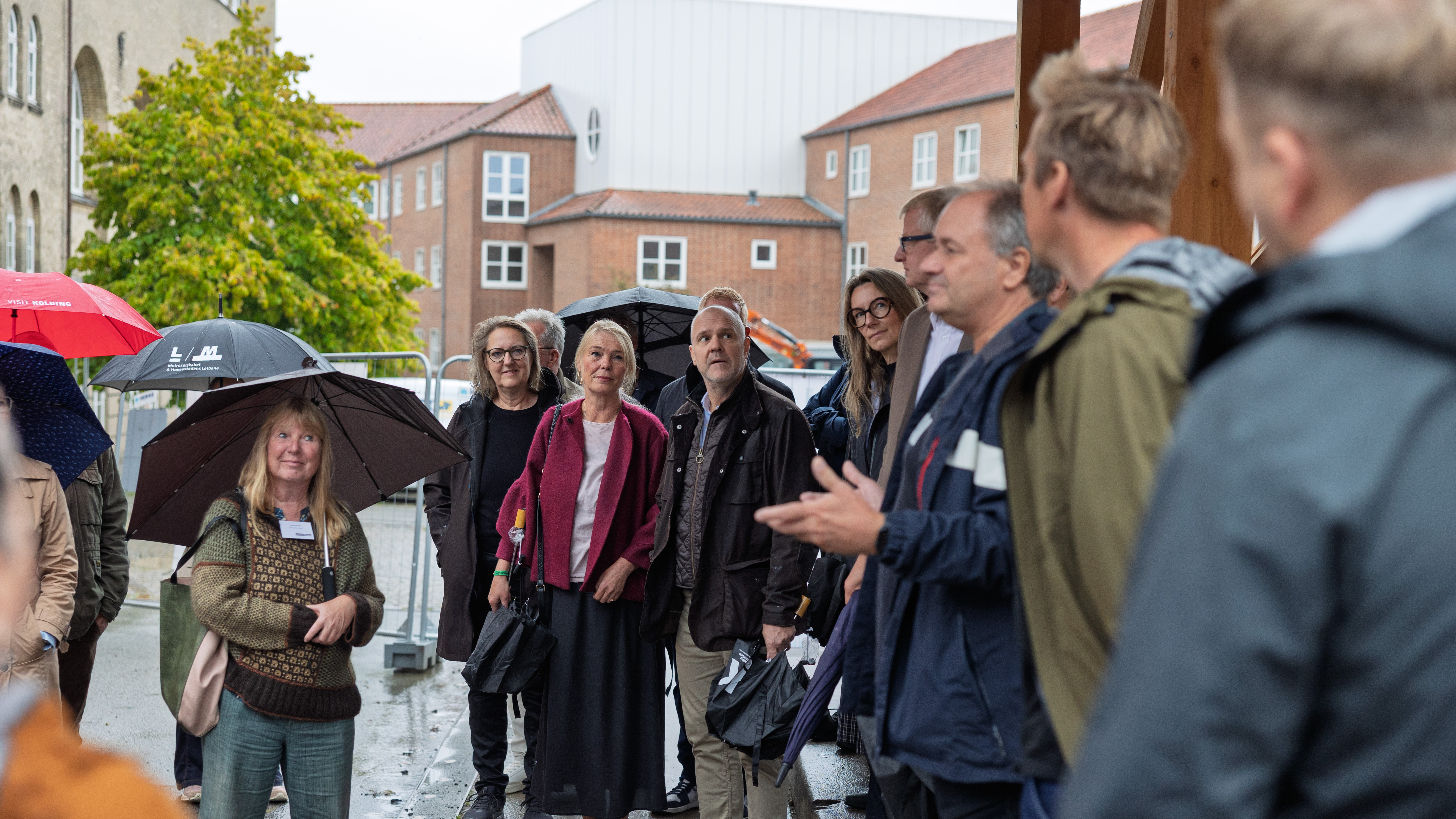 Ved Nicolai-pladsen blev deltagerne klogere på det kommende GAME Street Hub Kolding, der eksempelvis kan bruges til gadeidræt, yoga, skatere og basket. Foto: Henrik Nordstrøm Holm, Business Kolding