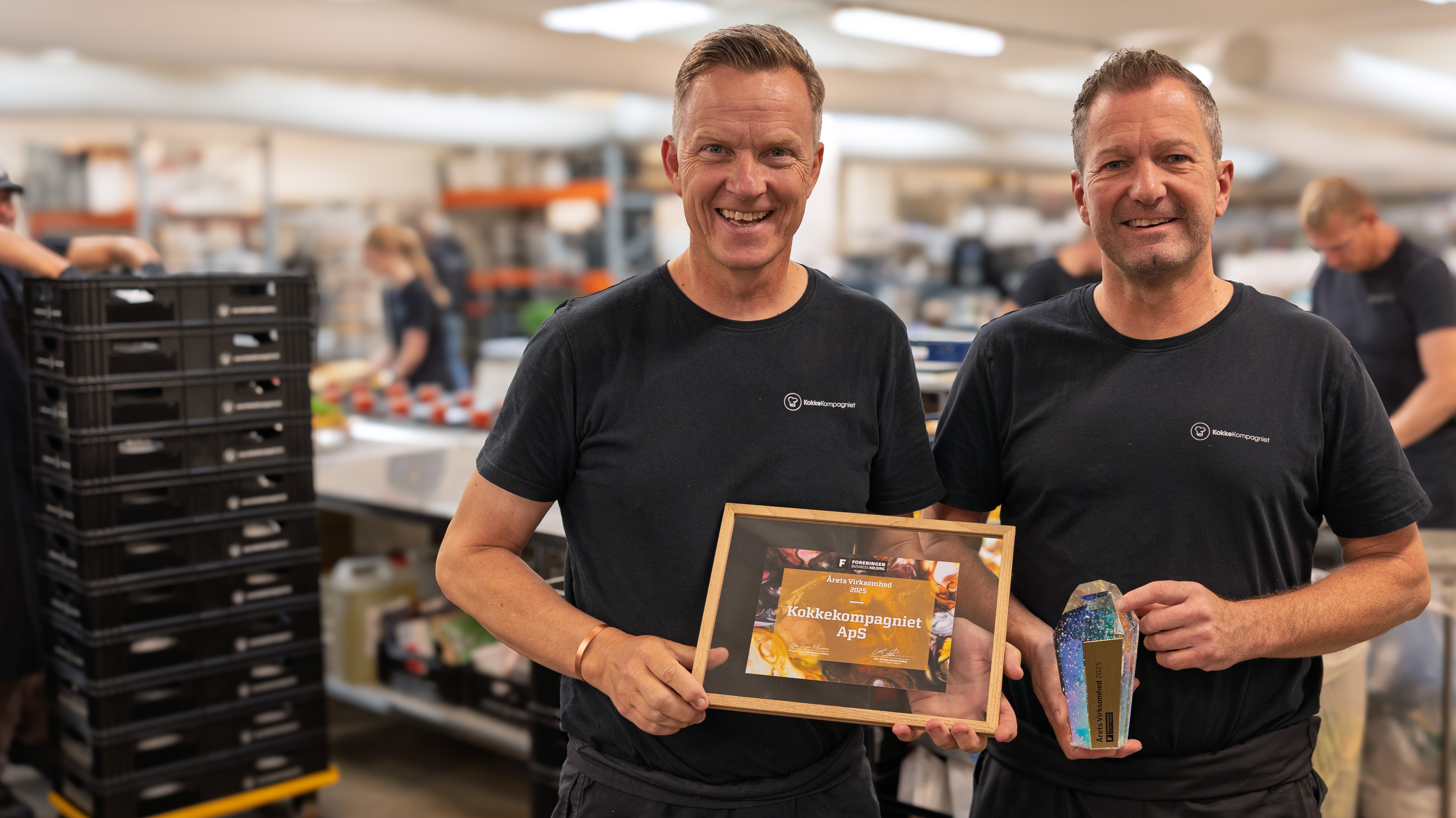 Jepser Larsen (tv) og Thomas Hansen med det synlige bevis på, at de ejer og driver Årets Virksomhed i Kolding 2025. De var begge meget rørte og stolte, da de vandt priser i starten af året til Foreningen Business Koldings Award Show.