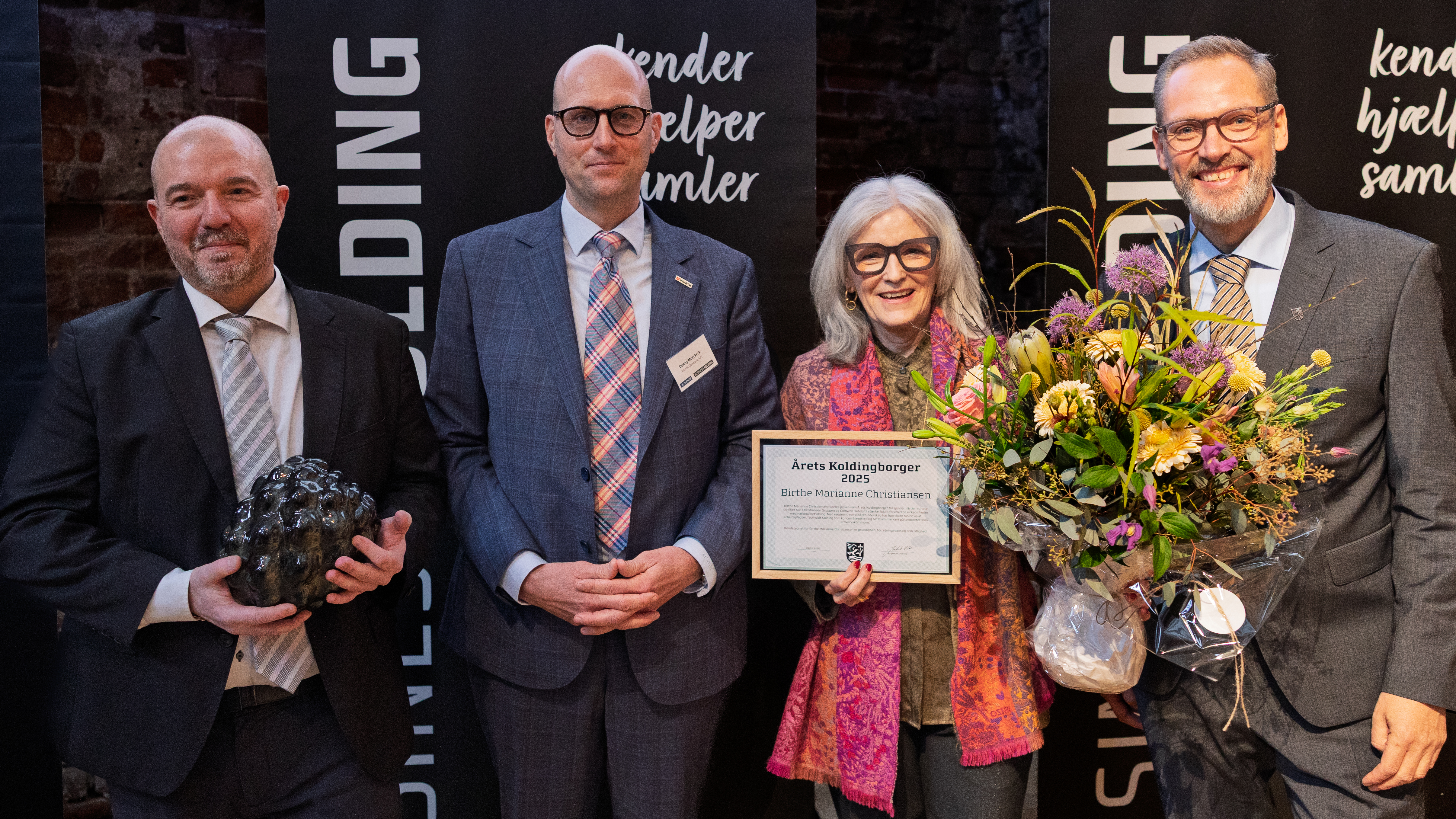 Fra venstre: Morten Bjørn Hansen, direktør ved Business Kolding, Donny Moerkerk, Formand for bestyrelsen for Fonden Business Kolding, Årets Koldingborger 2025 Birthe Marianne Christiansen, medejer af Nic. Christiansen Gruppen, og Jakob Ville, Borgmester i Kolding Kommune